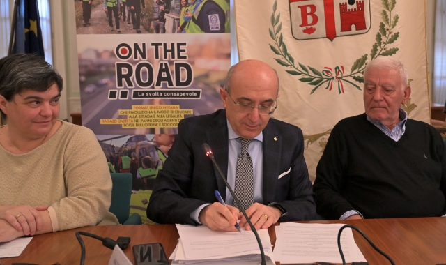 La firma del prefetto Salvatore Pasquariello sul protocollo d’intesa per il progetto “On the road”  