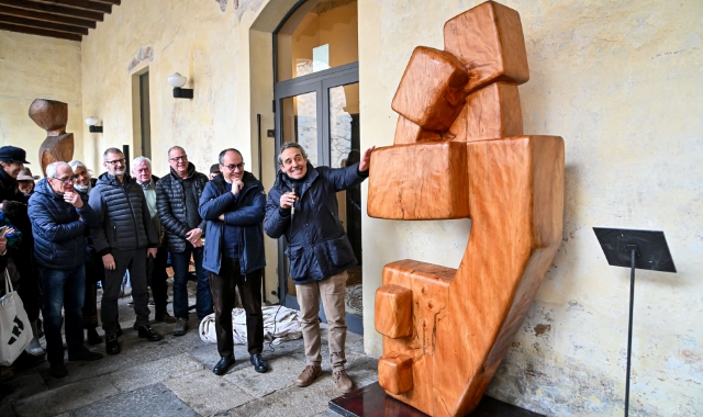 L’opera d’arte che Niccolò Mandelli Contegni ha realizzato dal tronco del famoso e centenario esemplare del cedro dell’Atlante chiamato “Piantone” da generazioni di varesini (a destra)