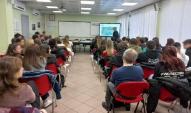 L’incontro tenuto dall’Ufficio delle Dogane di Varese all’Istituto Tecnico Economico E. Tosi di Busto (Foto Ufficio delle Dogane di Varese)