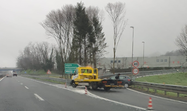 L’auto ha bloccato l’uscita verso Azzate-Buguggiate e Varese ovest