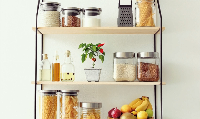 La food organizer Elisabetta Sala nel suo libro “La dispensa leggera” spiega come organizzarsi in cucina (Foto Archivio)