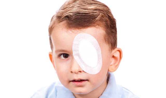 L’occhio pigro può colpire i bambini fin dalla scuola primaria (Foto Archivio)