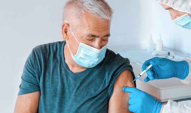 Anziano che si vaccina (Foto Archivio)