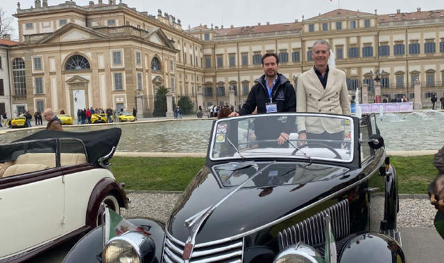 Il proprietario Gabriele Bacelliere e l’organizzatore del concorso monzese Massimo Missaglia posano sulla Fiat Torpedo del 1939 fatta costruire dall’allora re Vittorio Emanuele III