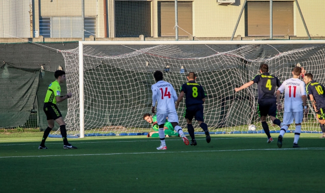 Il rigore di Pontiggia che all’andata ha deciso il derby tra Caronnese e Saronno (0-1) (foto Agostino Castelnuovo/BLITZ)