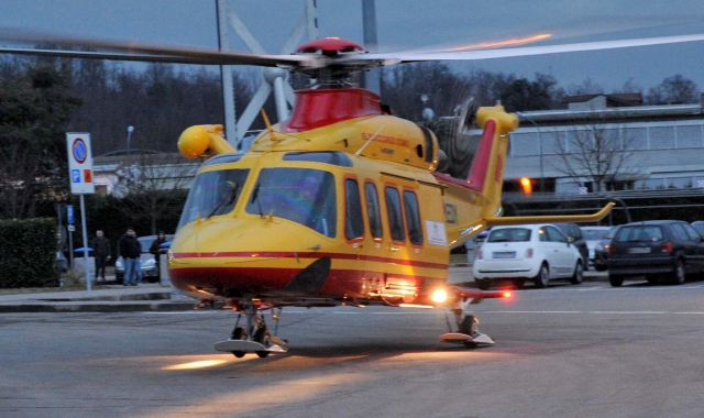 L’elicottero è intervenuto per soccorrere l’operaio (foto Archivio)