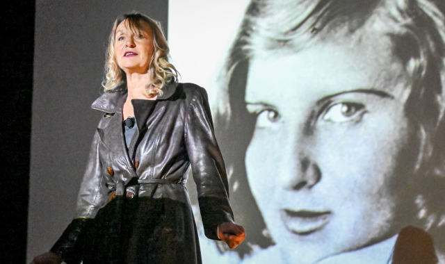 Un momento del body talk di Manuela Gandini stasera a Varese (foto Blitz - Matteo Canevari)