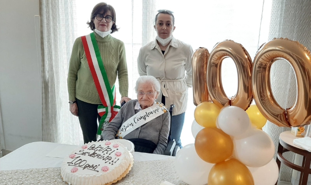«Un biscotto ogni tanto»: l’elisir dei 100 anni di nonna Severina