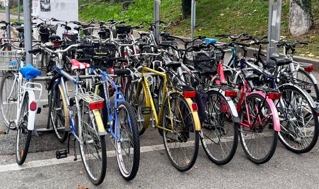 Biciclette davanti alla stazione di Gallarate (foto Archivio)
