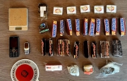 Droga camuffata in confezioni di snack: arresti e perquisizioni nel Milanese