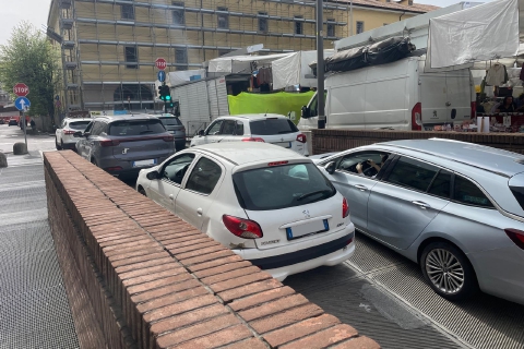 Varese, caos al parcheggio delle Corti