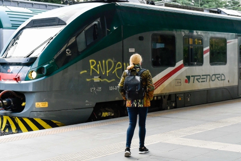 Soppressioni, ritardi e atti vandalici: calvario treni