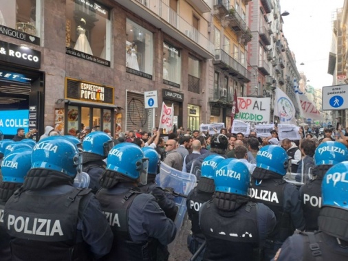 Protesta contro Nato a Napoli, scontri manifestanti-Polizia