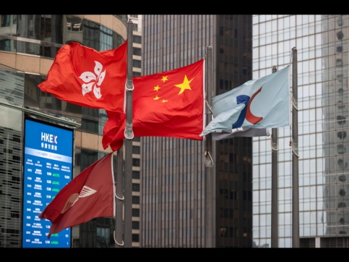 Borsa: Hong Kong positiva, apre a +0,52%