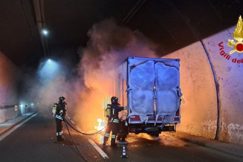 Camion a fuoco nel tunnel della A26 a Baveno