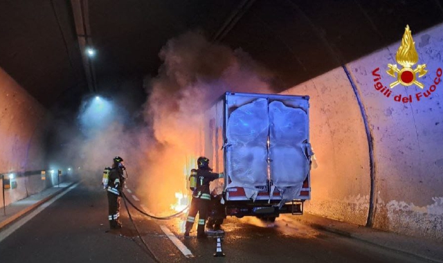 Camion a fuoco nel tunnel della A26 a Baveno