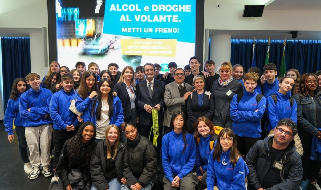 Gli studenti del Falcone al congresso di Milano (Foto Redazione)
