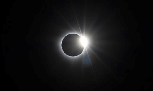 L’eclissi solare vista con un telescopio
