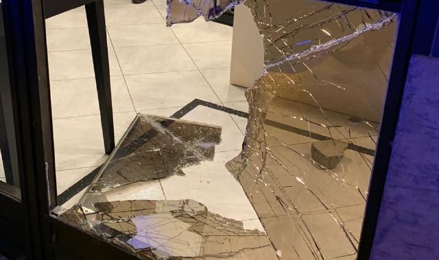 I ladri hanno distrutto le vetrine di tre negozi (foto Archivio)