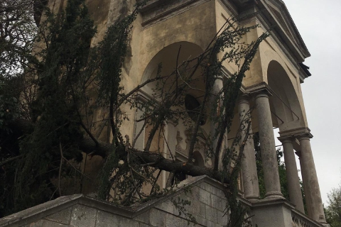 Sacro Monte, albero cade sull’undicesima cappella