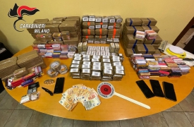 Nascondono la droga nelle carte delle merendine: due arresti a Nerviano