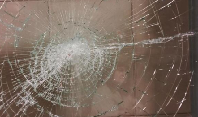 Il giovane ha sferrato un pugno al vetro durante la lite (foto Archivio)