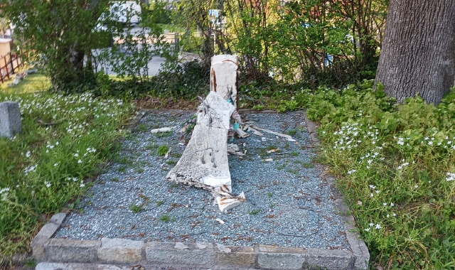 Il monumento alle vittime delle Foibe vandalizzato a Gemonio
