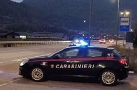 Impenna in moto e minaccia i carabinieri: arrestato