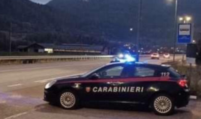 Impenna in moto e minaccia i carabinieri: arrestato
