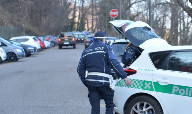 Controlli della Polizia locale al Sacro Monte (foto Blitz)