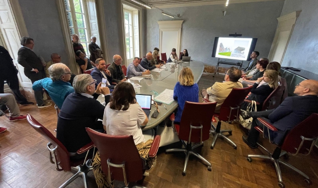 La riunione della Commissione Urbanistica sulla questione del padel a Lissago  (foto Blitz) 
