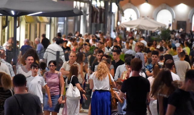 Un’immagine del centro di Legnano in una serata d’estate, quando la città attira tantissime persone dai Comuni vicini  (Pubblifoto)