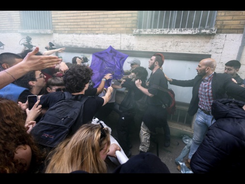 Tensioni in Sapienza; studenti, 'ci sono fermati e feriti'