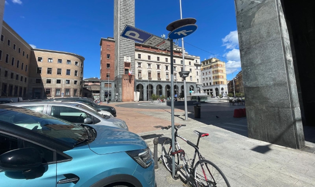 La segnaletica rovesciato in piazza Monte Grappa  (foto Blitz)