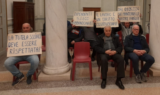 La protesta dei dipendenti di Sieco in Consiglio comunale a Castellanza