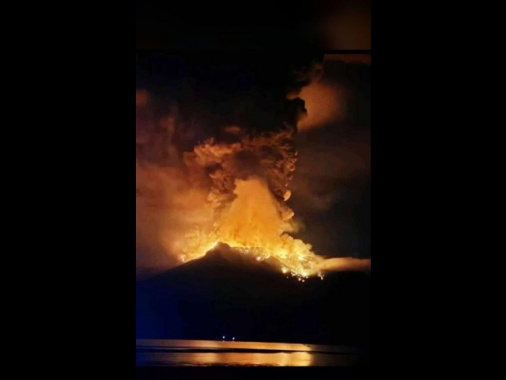 Vulcano in eruzione in Indonesia, chiuso l'aeroporto di Manado