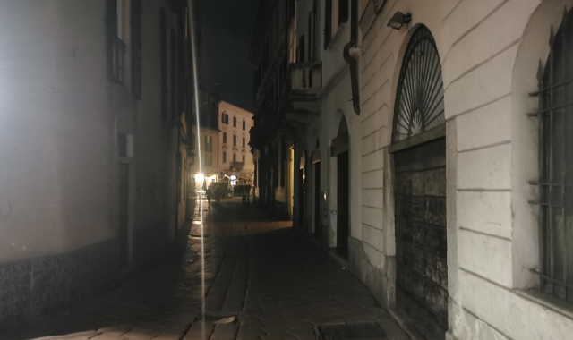 Varese, la movida resta al buio