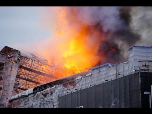 Crolla la facciata bruciata della vecchia Borsa di Copenaghen