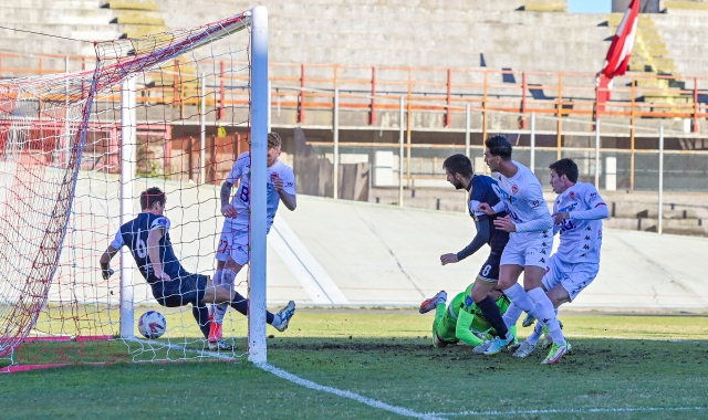 Il gol del momentaneo pareggio di Cottarelli: all’andata il Chisola si era imposto sul Varese per 3-1 (foto Blitz)