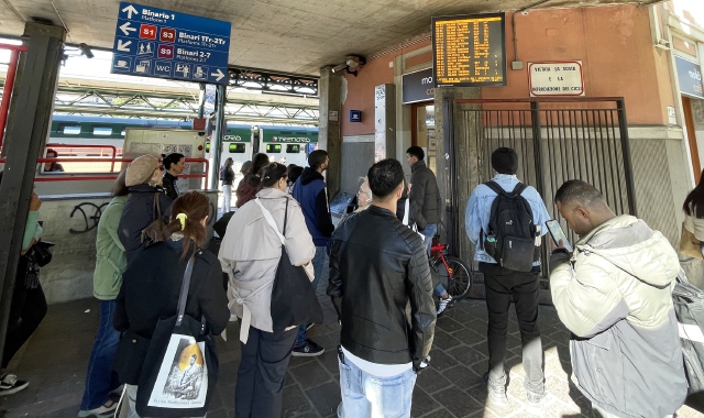 Il tabellone dei treni questa mattina alla stazione di Saronno (foto Domenico Ghiotto - Blitz)