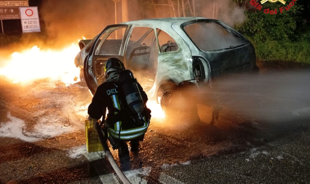 Incidente e auto in fiamme a Lonate Pozzolo