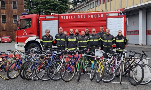 Le biciclette raccolte dai vigili del fuoco di Varese