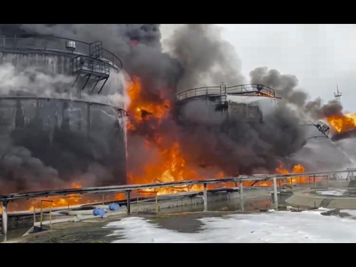 Kiev rivendica attacco a due depositi petroliferi in Russia