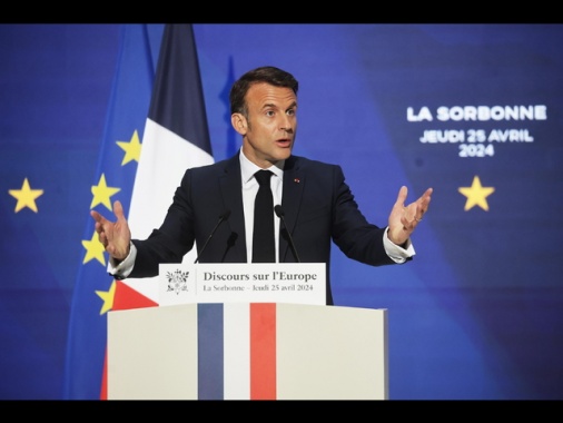 Macron, per l'Europa serve cambio di passo su difesa comune