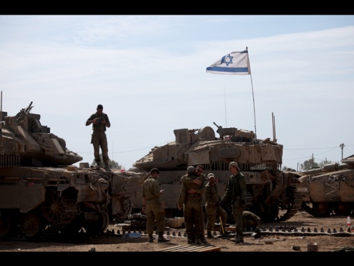'Esercito israeliano ammassa tank al valico per Rafah'