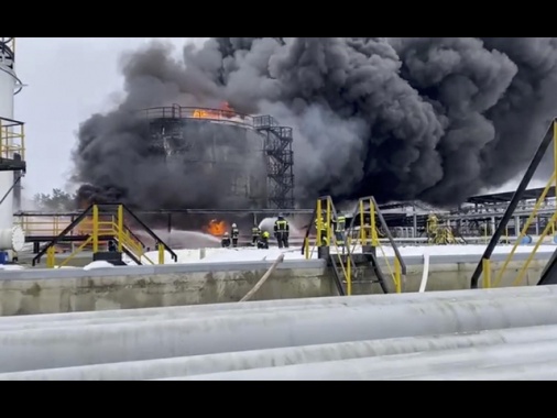 Kiev, 'colpiti un aeroporto militare e 2 raffinerie in Russia'