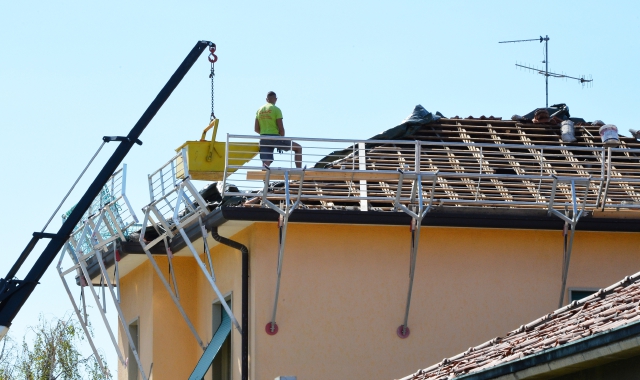 È stato calcolato che oltre il 90 per cento delle coperture degli edifici di Gerenzano ha subito danni in seguito alla grandinata di fine luglio: non in tutti i casi si è ancora riusciti a ripararli (Foto Blitz)
