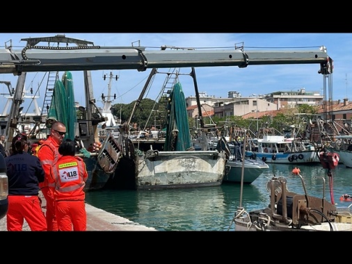 Auto nel porto canale a Rimini, sommozzatori in azione