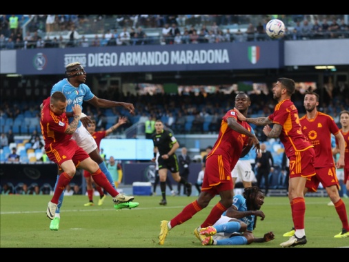 Gara-spettacolo al Maradona, Napoli-Roma finisce 2-2