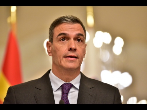 Il premier spagnolo Sanchez resta al governo